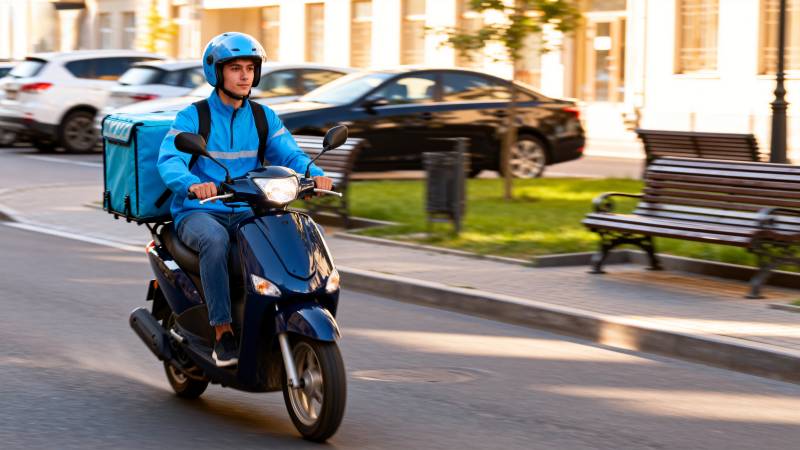 外卖骑手街头疾驰图片