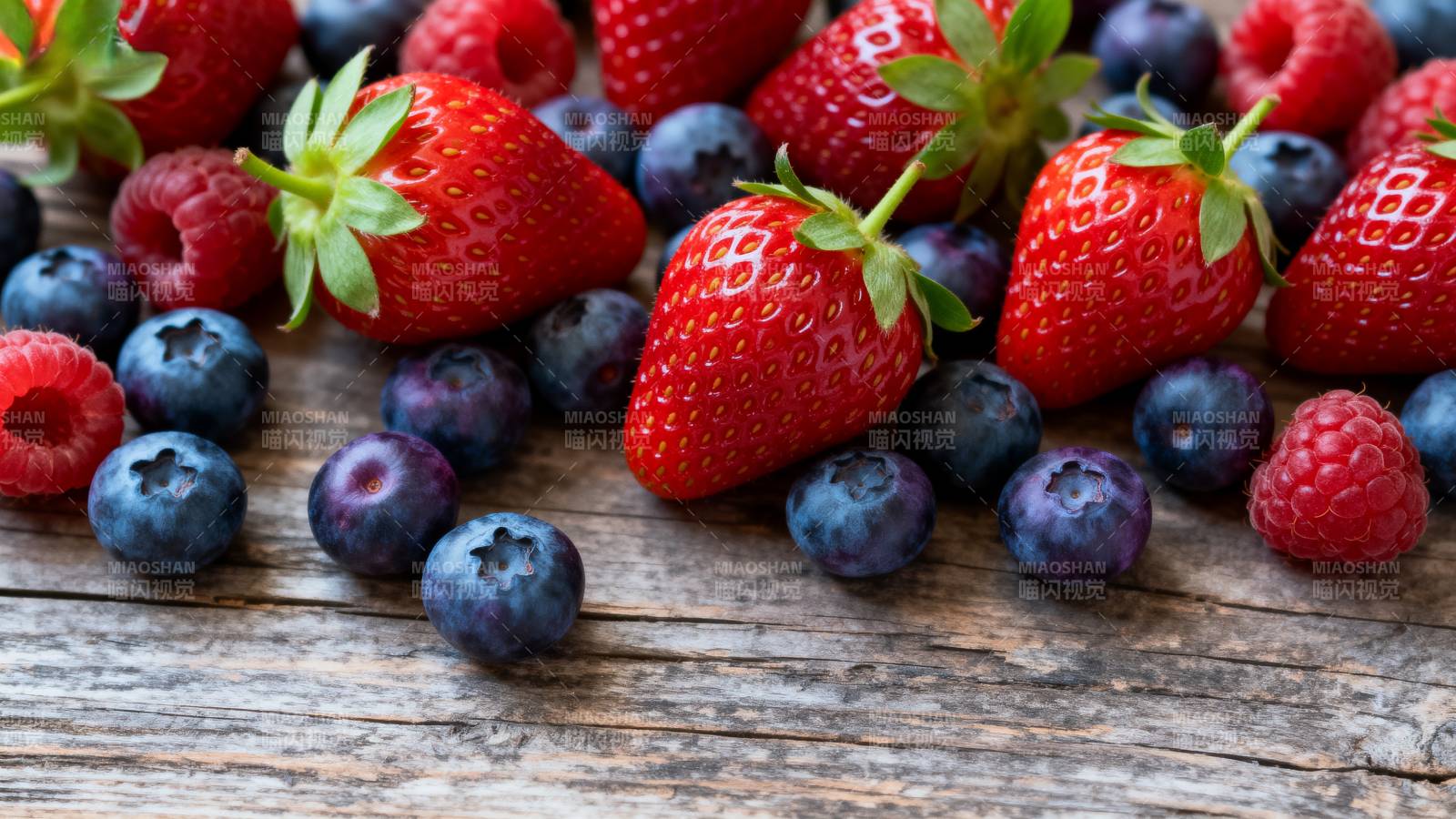 新鲜草莓蓝莓拼盘图片