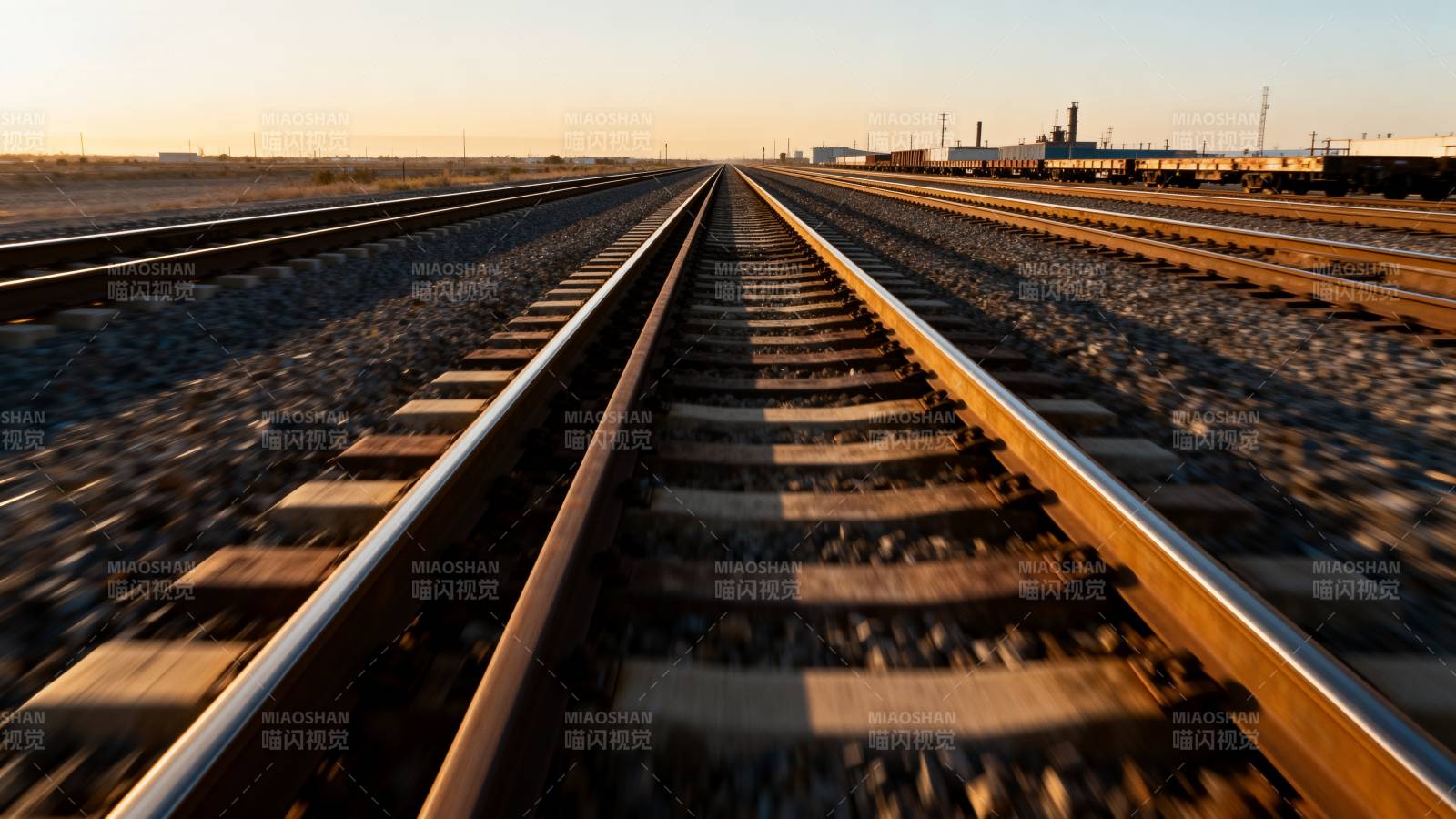 铁轨延伸至远方图片