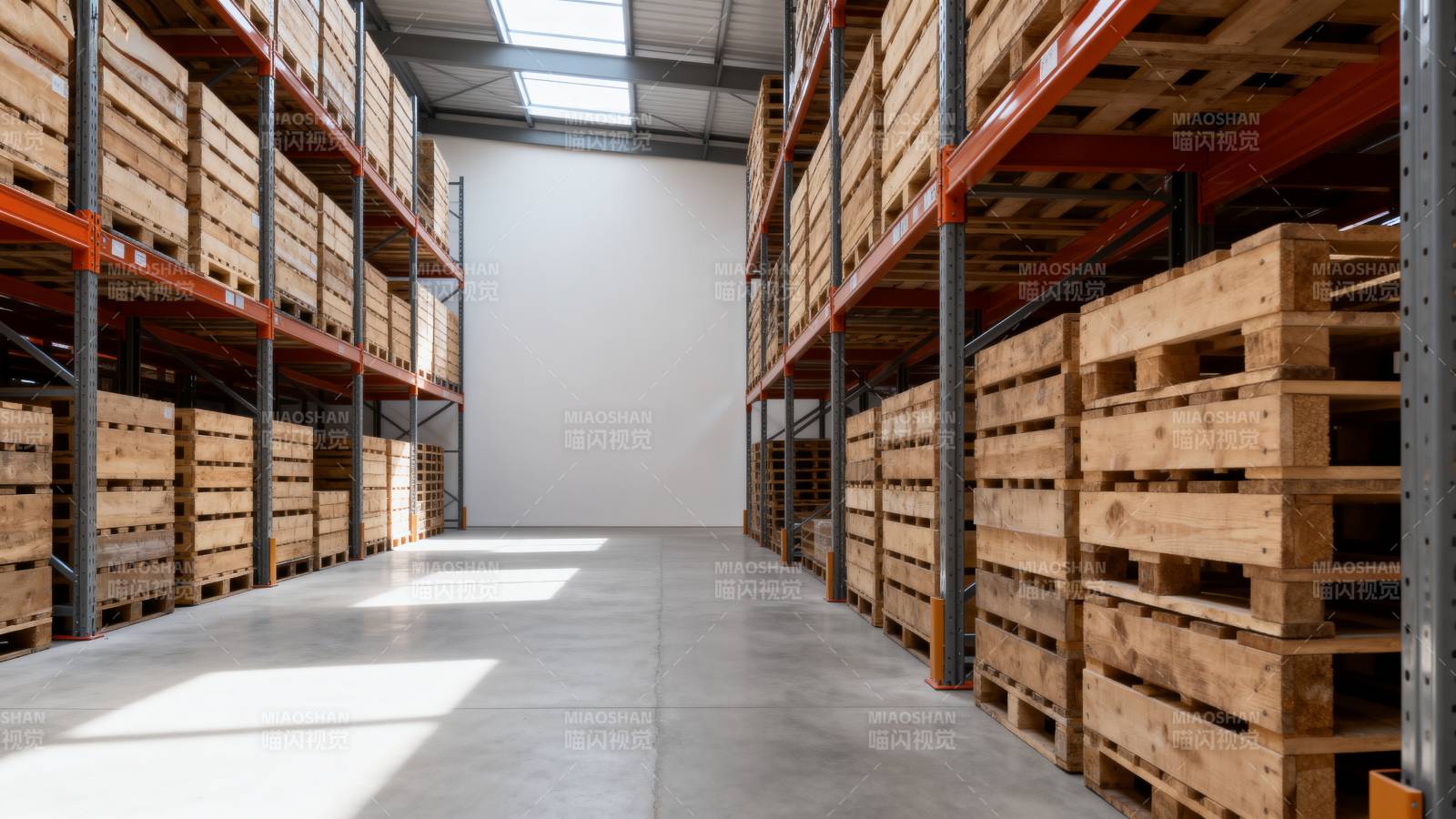 仓库货架整齐排列图片