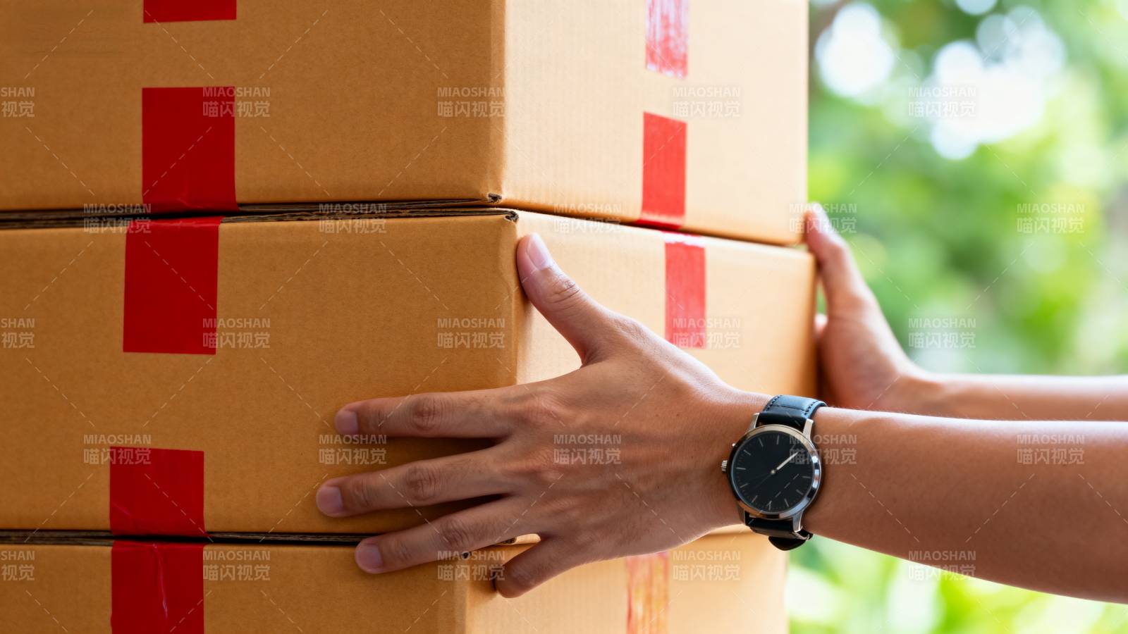 搬运纸箱图片