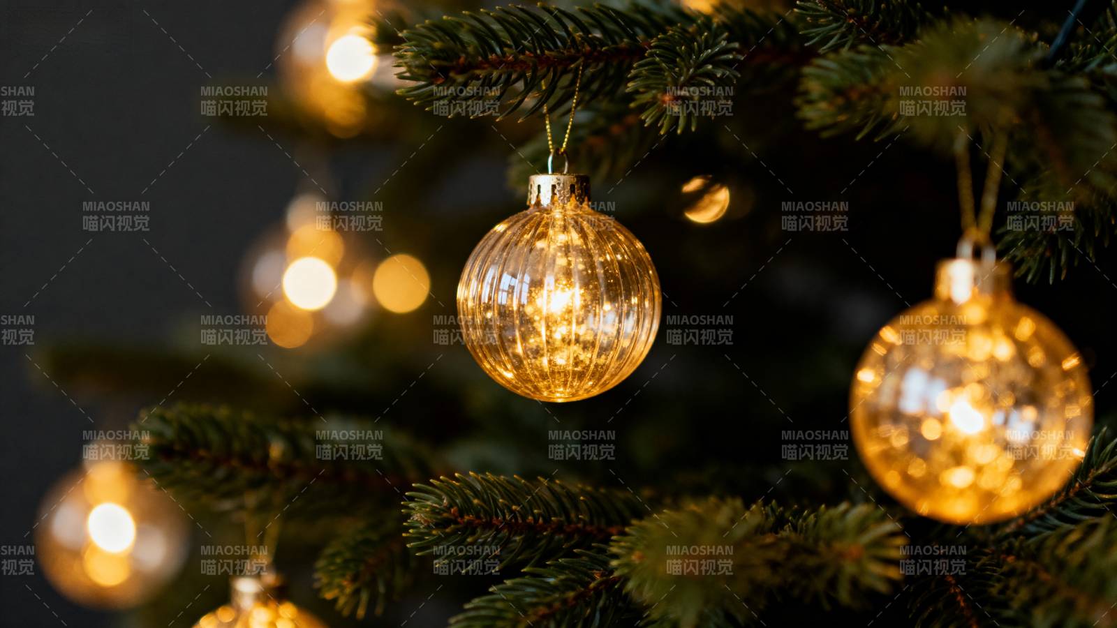 圣诞树上的金色装饰球图片