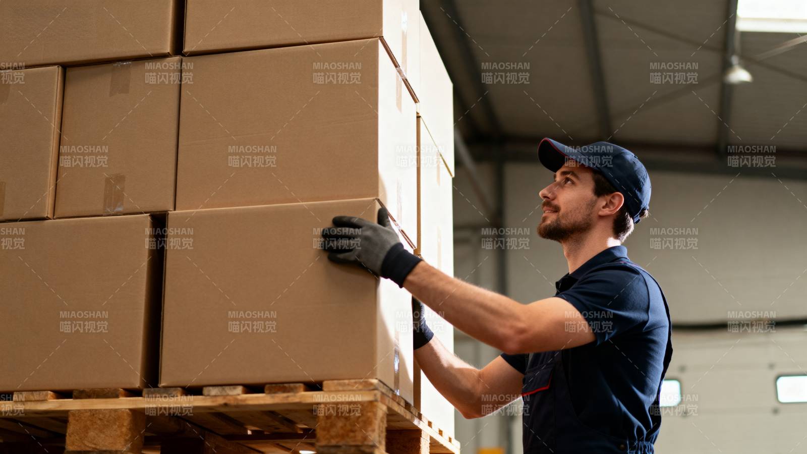 仓库工人搬运货物图片