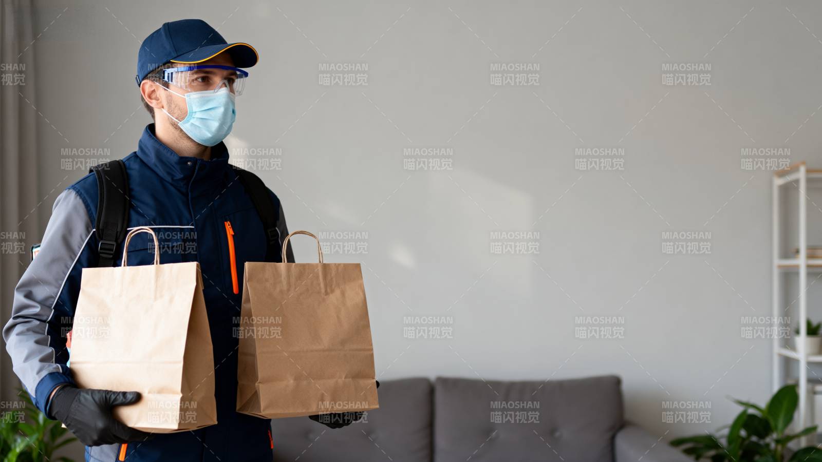 配送员送餐中图片