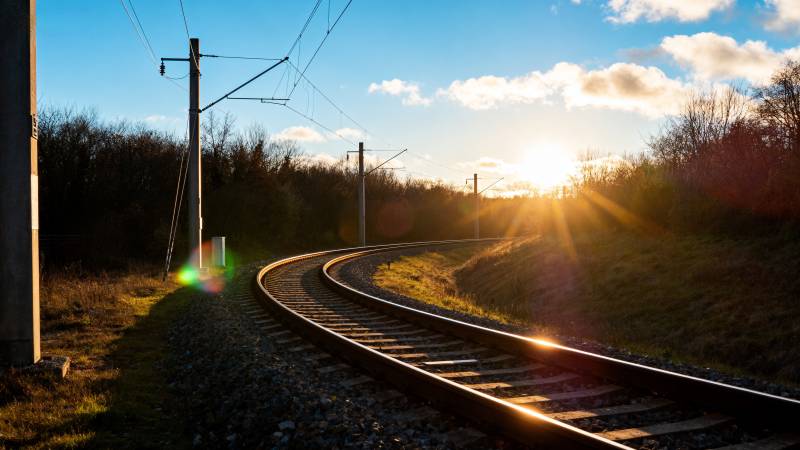 夕阳下的铁轨图片