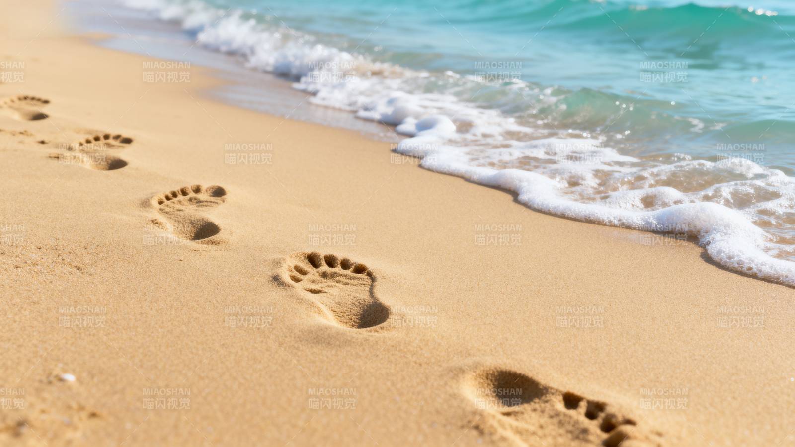沙滩足迹与海浪图片