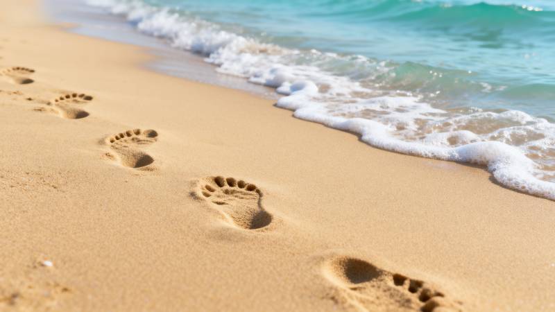 沙滩足迹与海浪图片