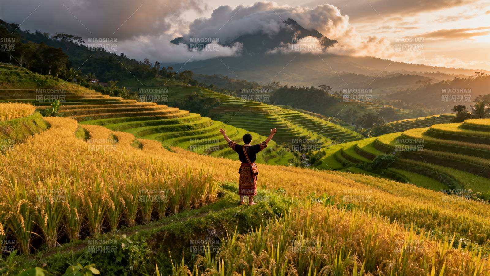 梯田晨曦 人影飞扬图片