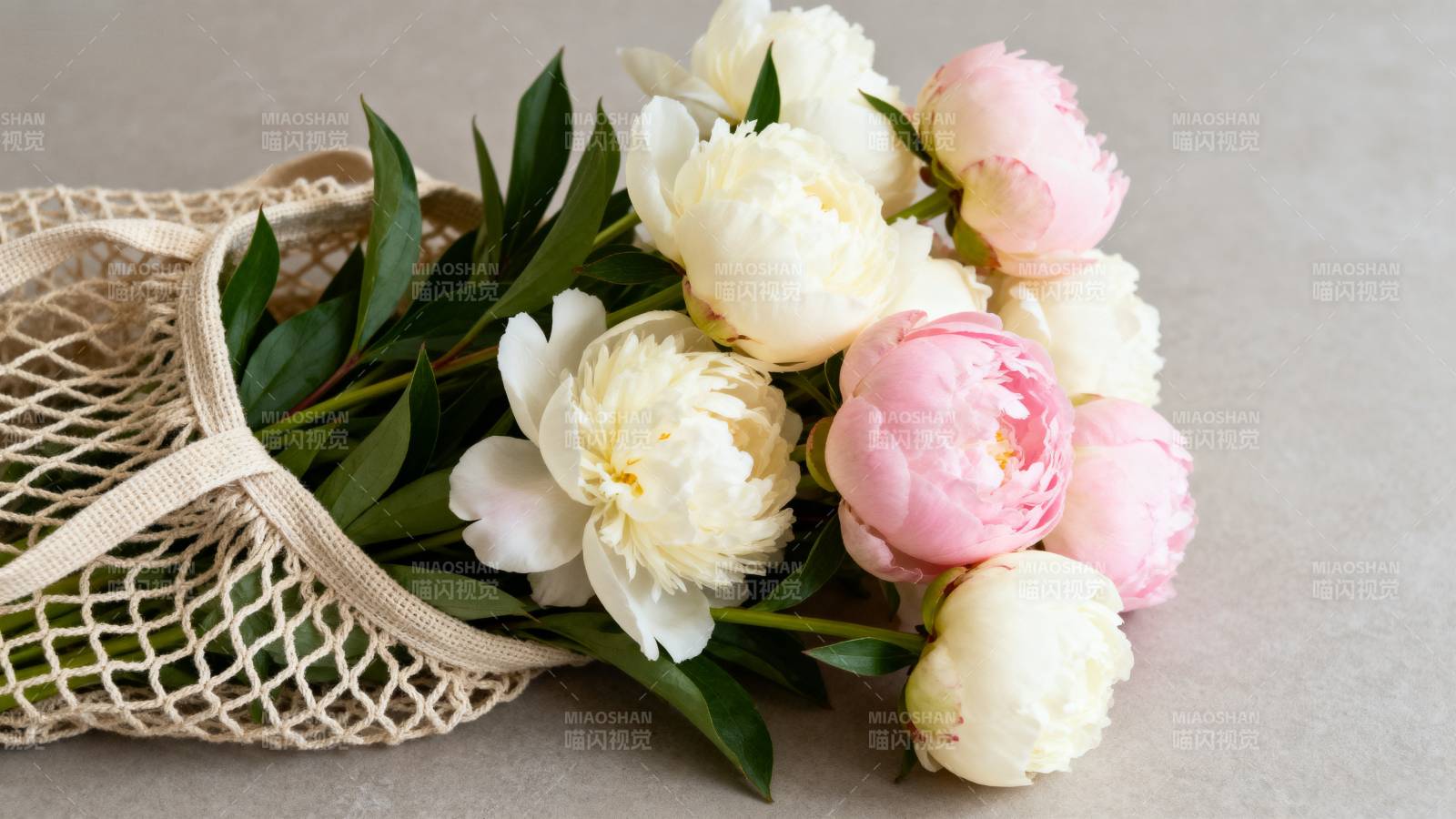 花束与网袋静物图片
