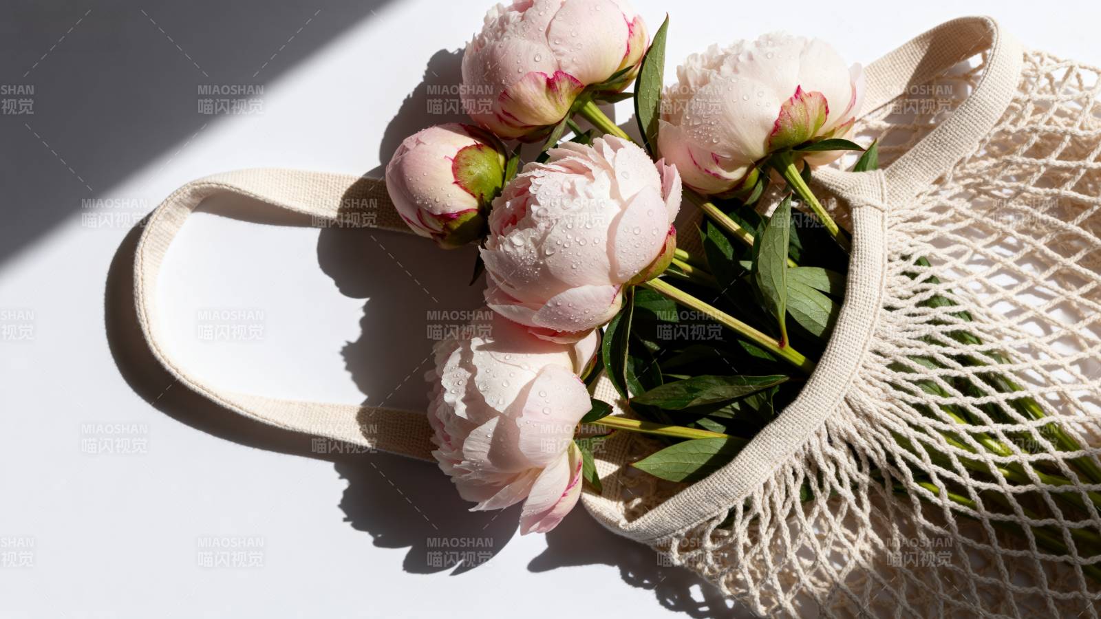 花束与网袋静物图片