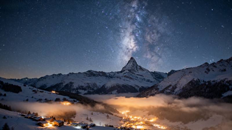 星河映雪峰夜景图片