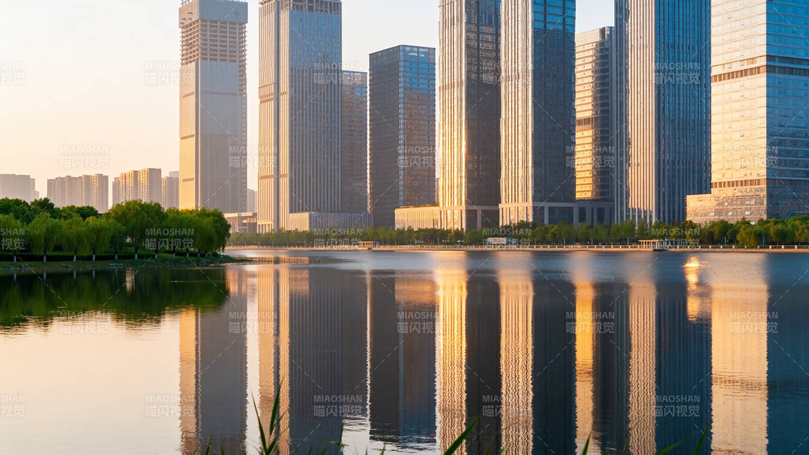 城市天际线倒影图片