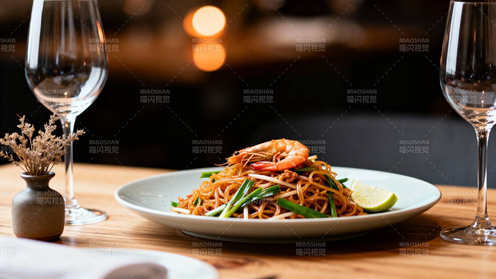 虾仁炒面配柠檬图片