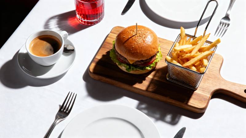 美味汉堡配薯条图片