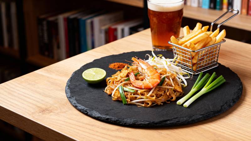 美味海鲜炒面配薯条图片