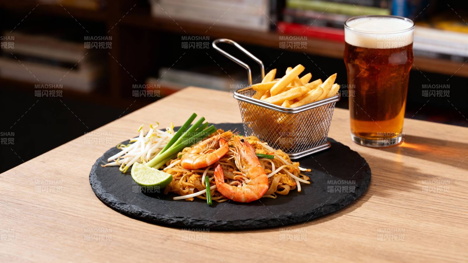 虾仁炒面配薯条啤酒图片