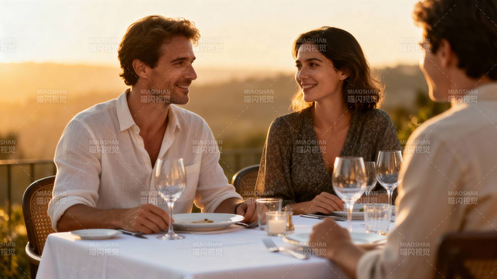 夕阳下的浪漫晚餐图片