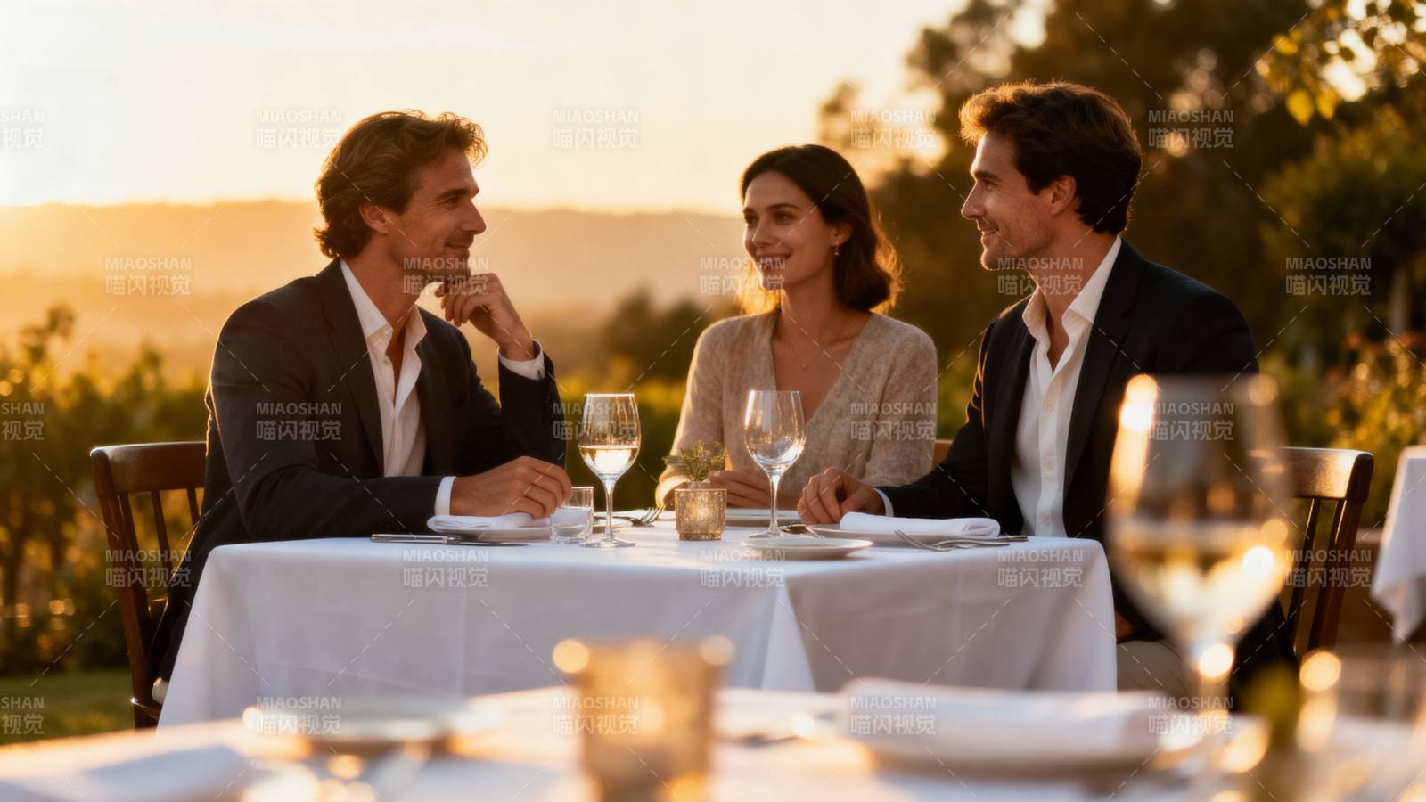 夕阳下的浪漫晚餐图片