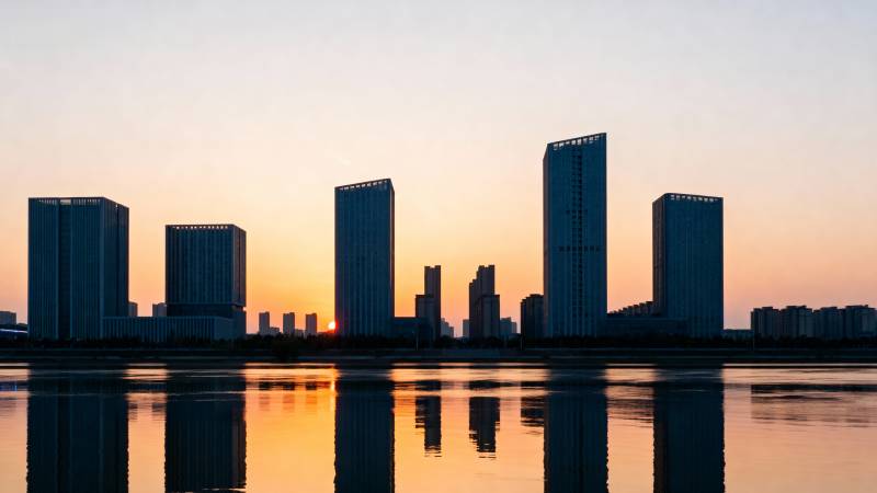 城市剪影映湖面图片