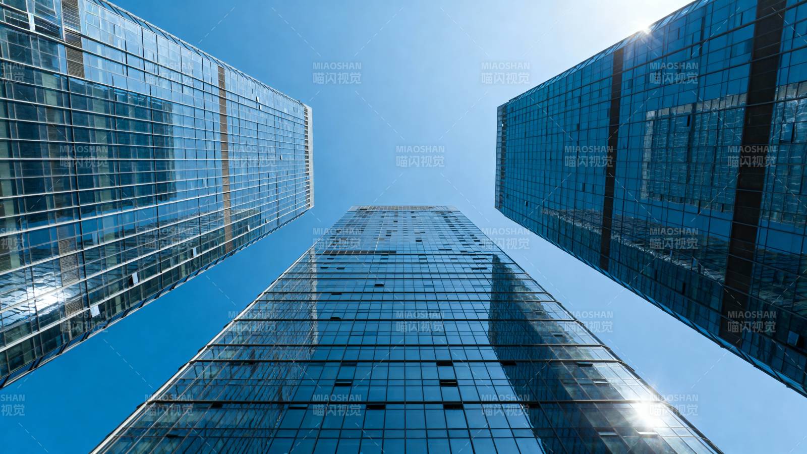 高楼林立 蓝天映衬图片