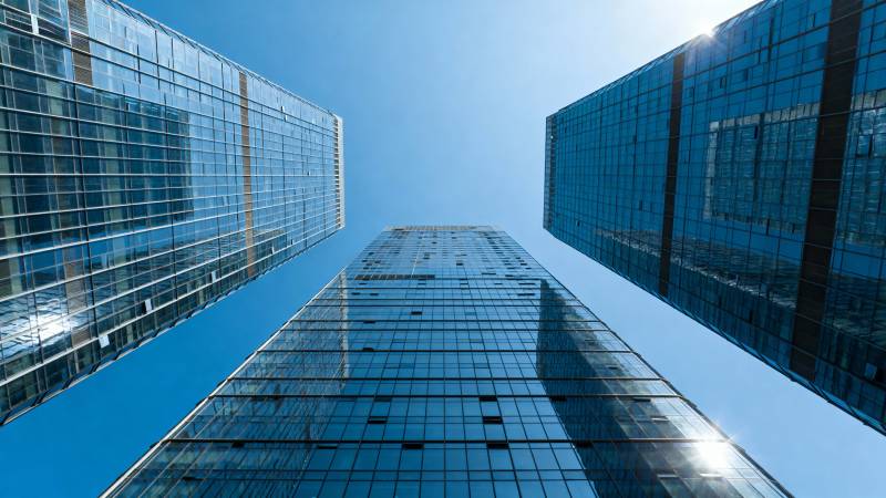 高楼林立 蓝天映衬图片