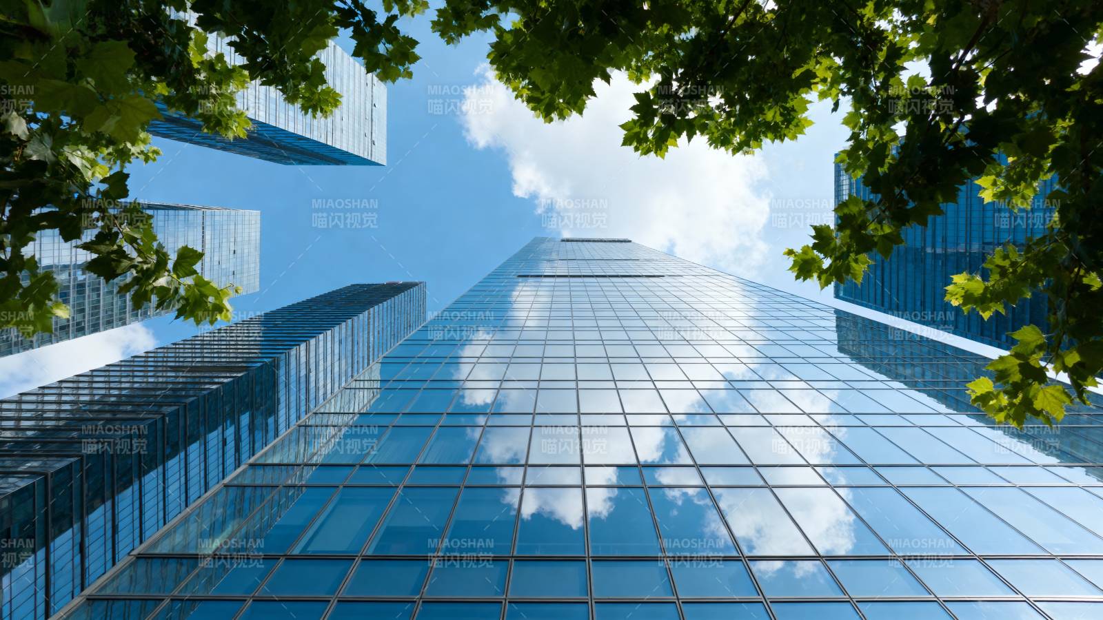 高楼仰望蓝天白云图片