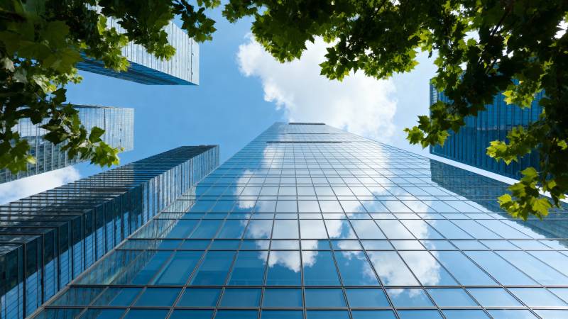 高楼仰望蓝天白云图片