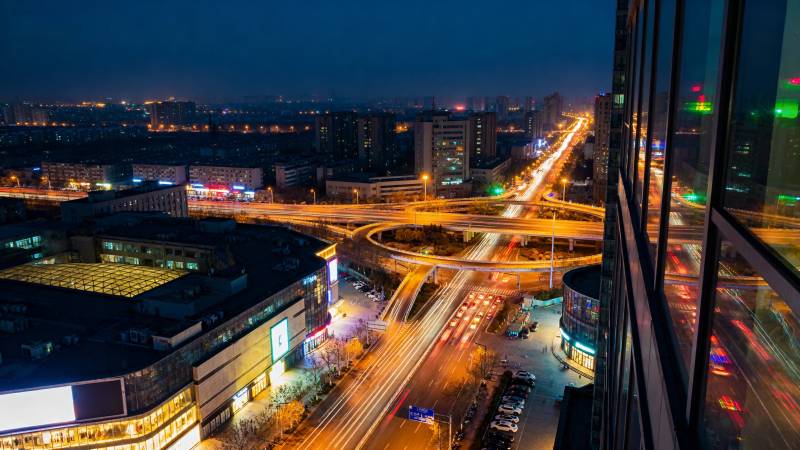 夜幕下的城市交通图片