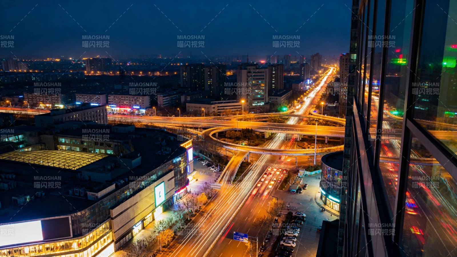 夜幕下的城市交通图片