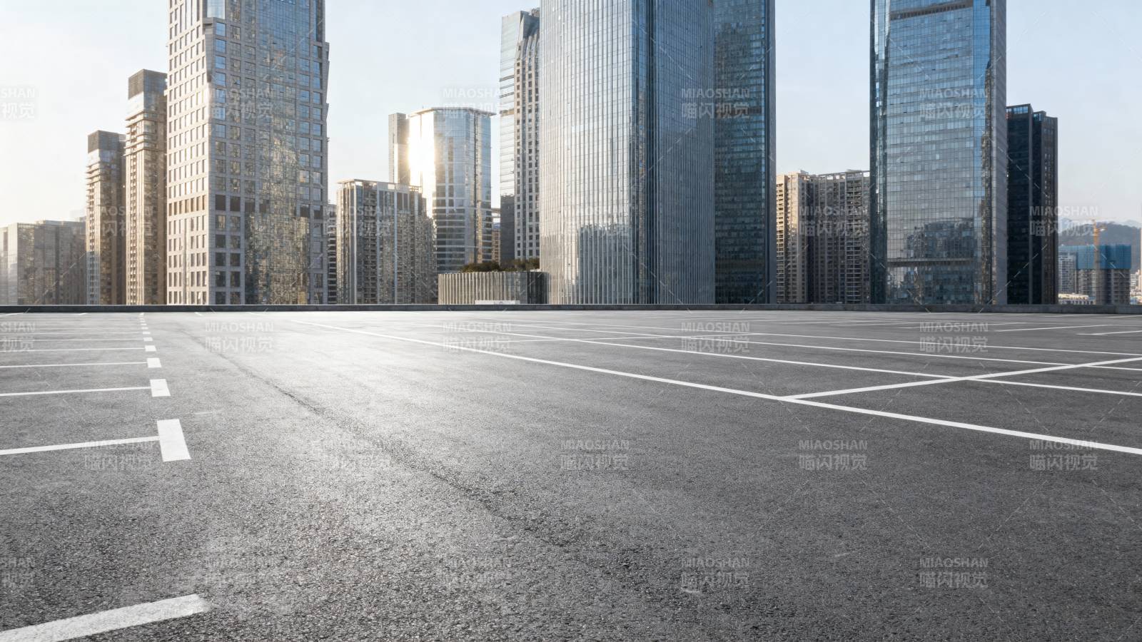 城市空旷停车场图片