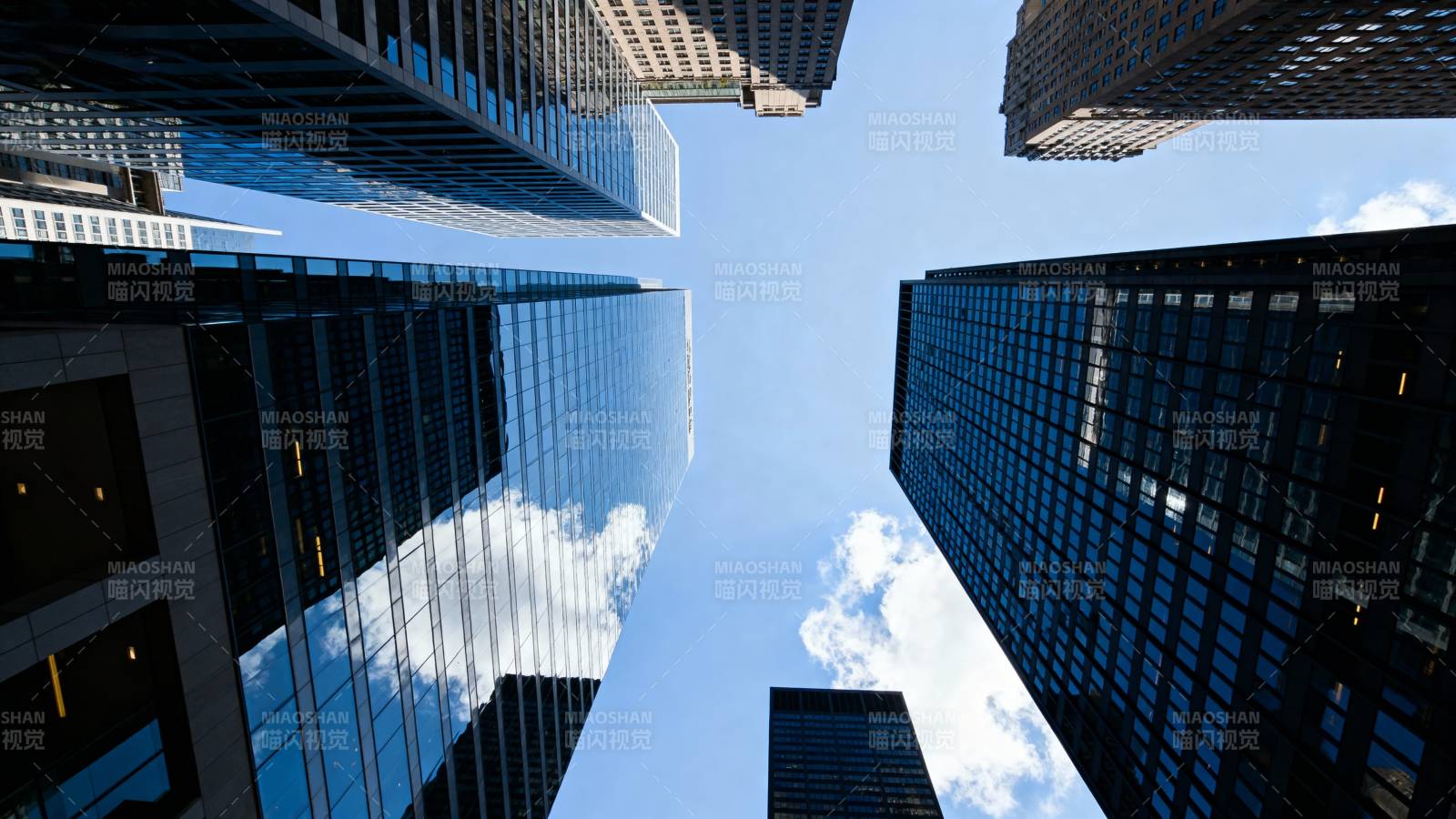 仰望城市天际线图片