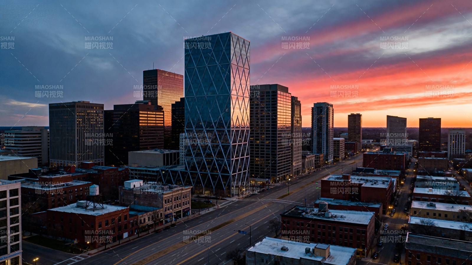 城市黄昏天际线图片