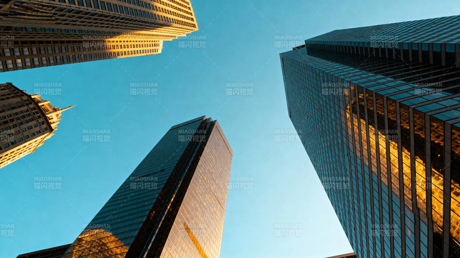 城市天际线仰拍图片