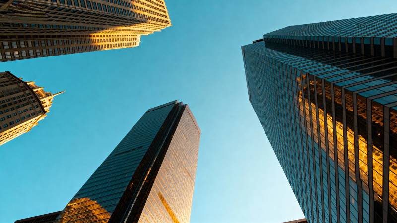 城市天际线仰拍图片