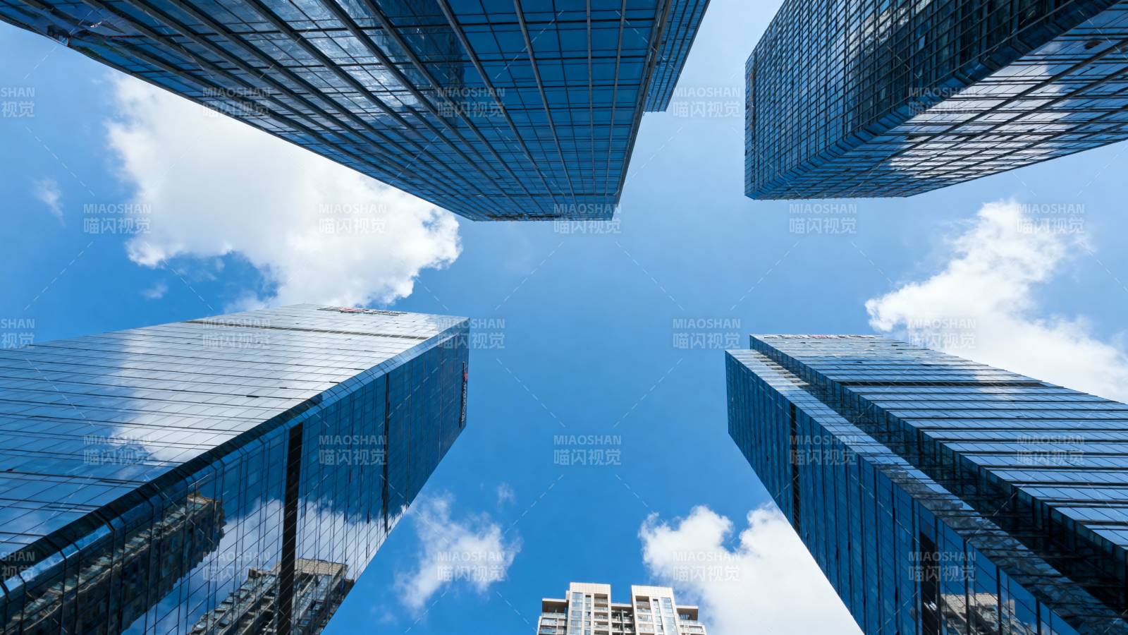 高楼仰视蓝天图片