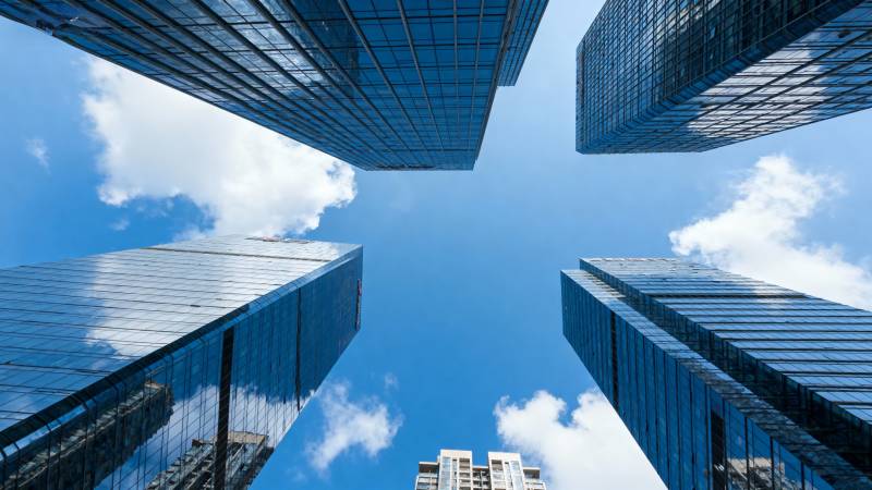 高楼仰视蓝天图片