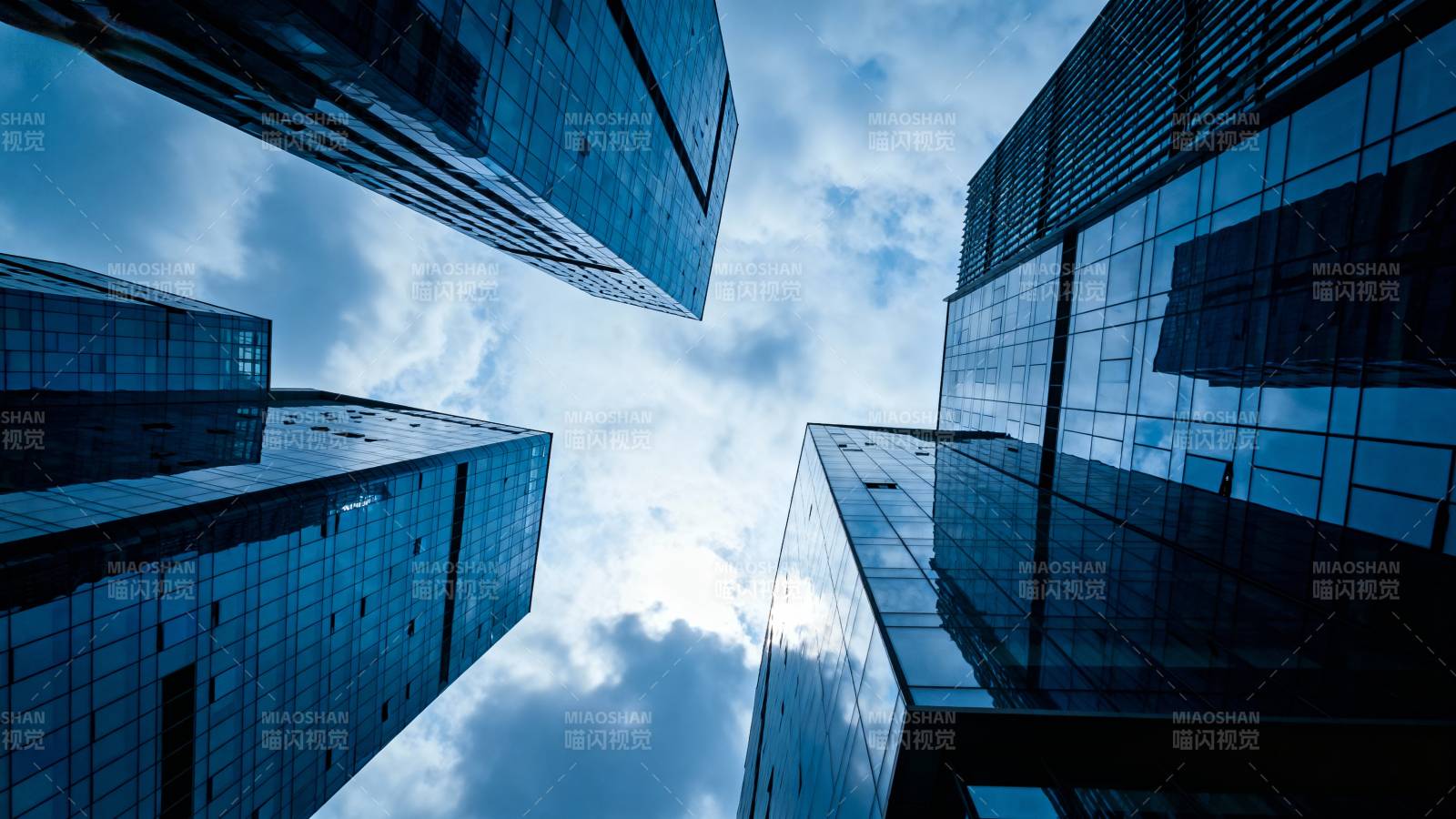 摩天大楼仰视图图片