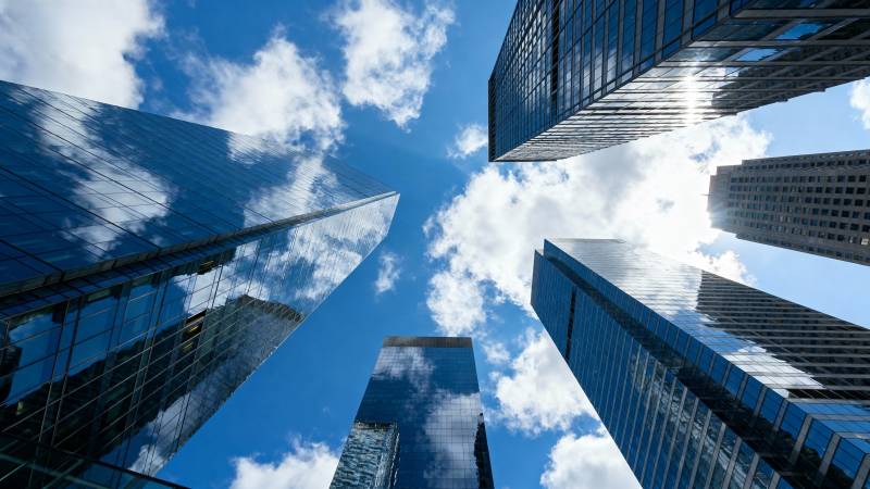 城市天际线仰拍图片