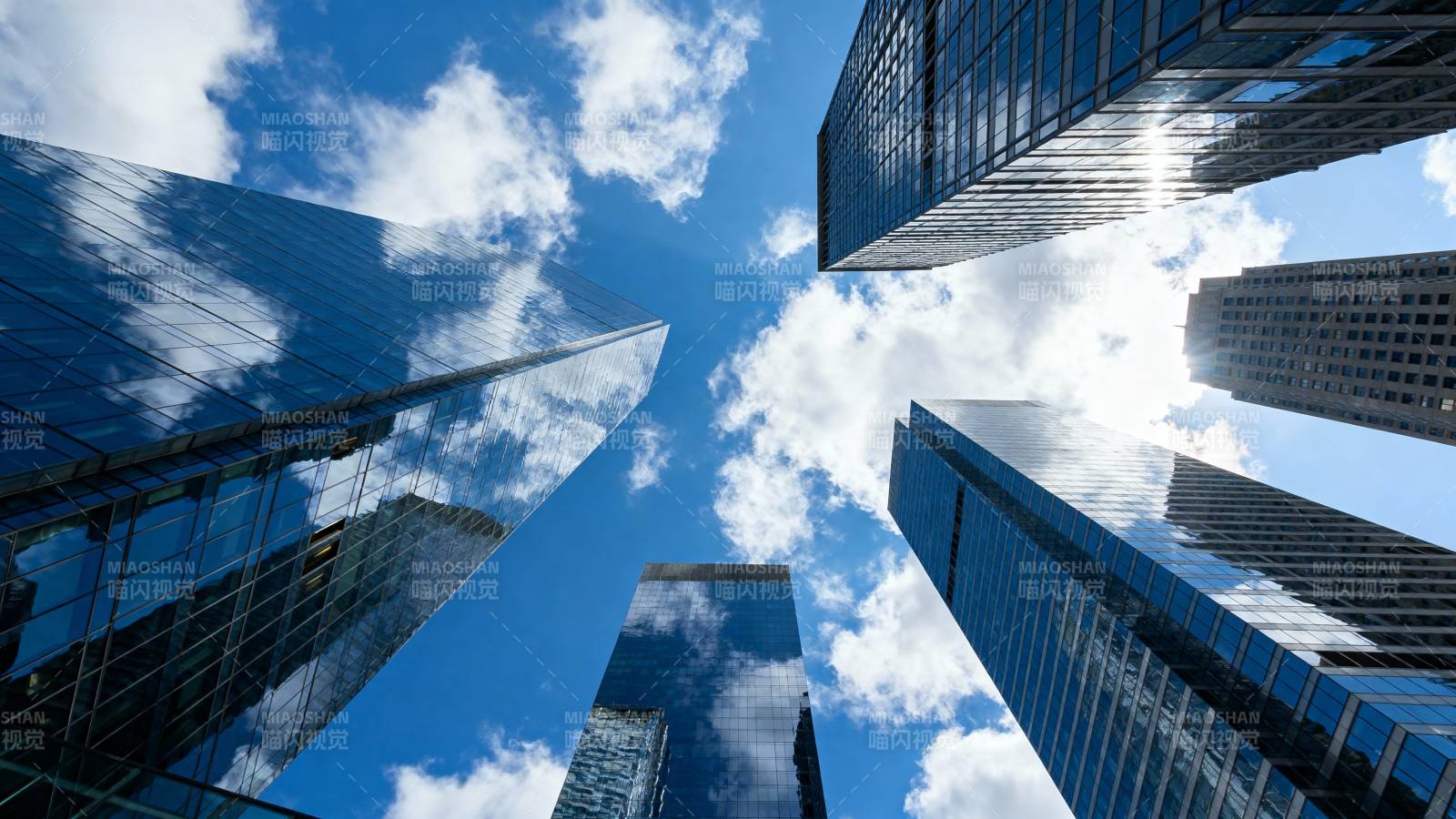 城市天际线仰拍图片