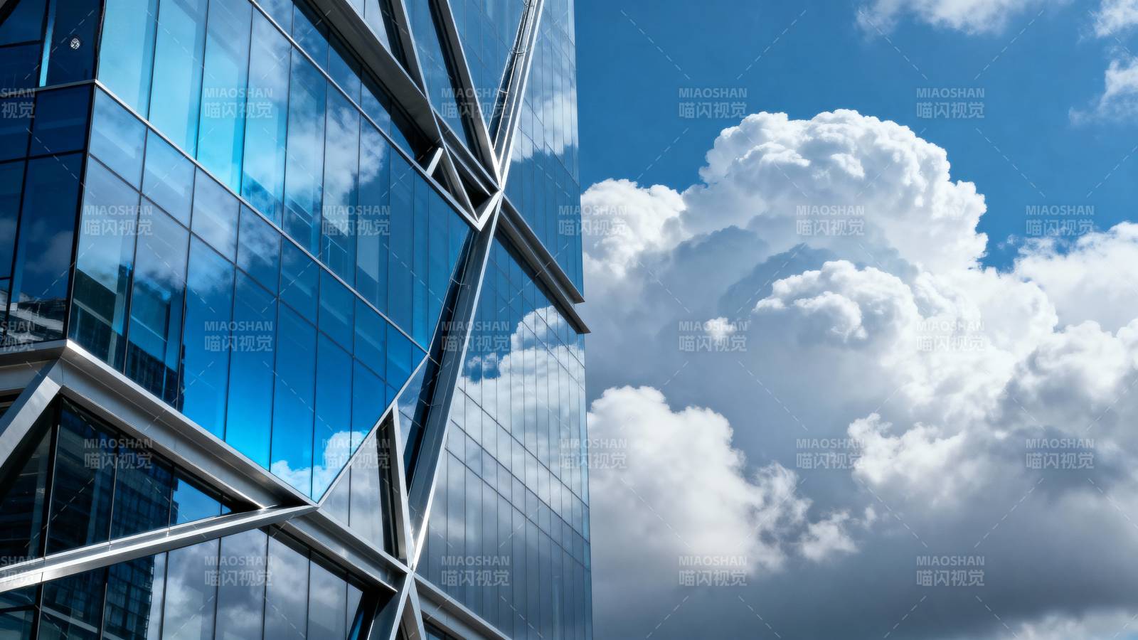 玻璃幕墙映云天图片