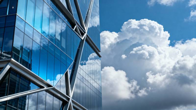 玻璃幕墙映云天图片