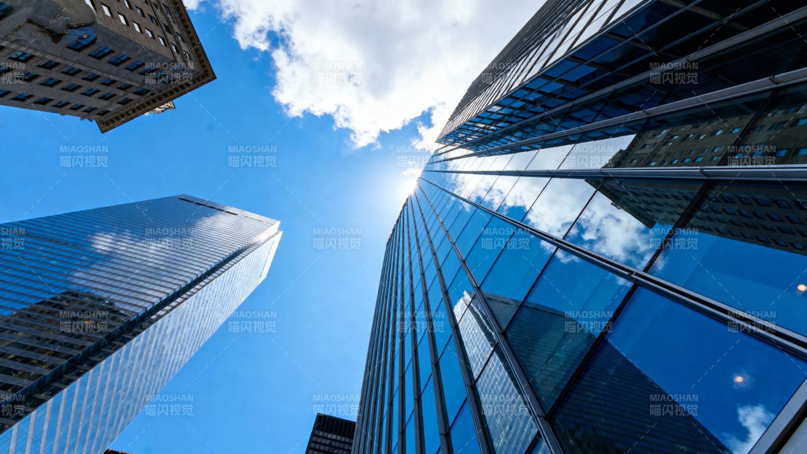 城市高楼仰视图图片