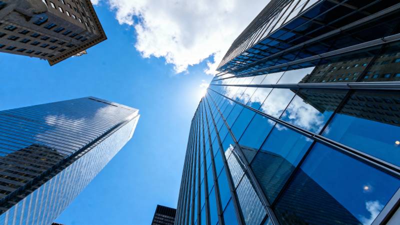 城市高楼仰视图图片