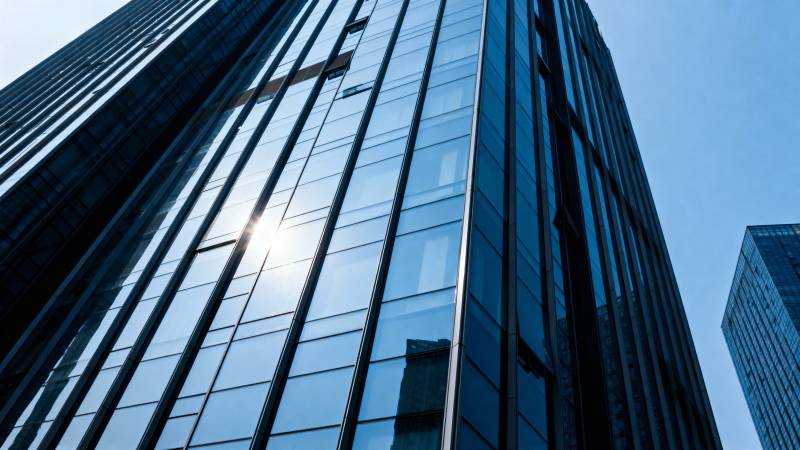 摩天大楼映蓝天图片