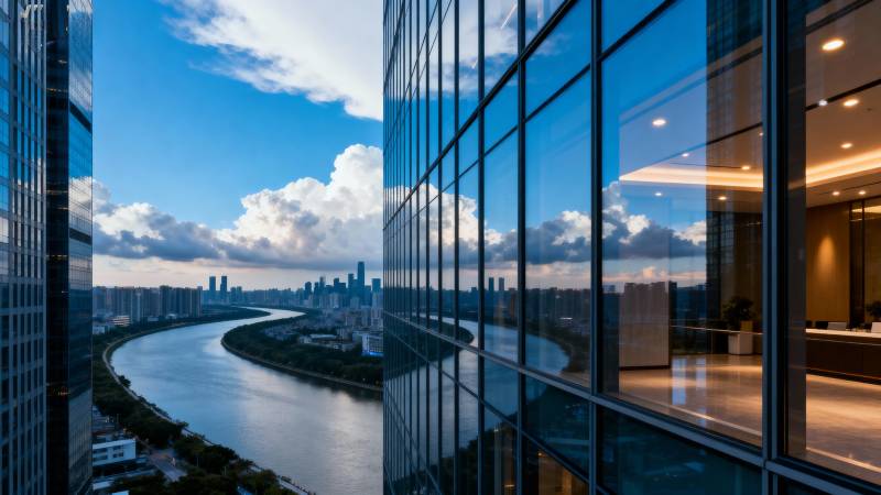 城市天际线与河景图片