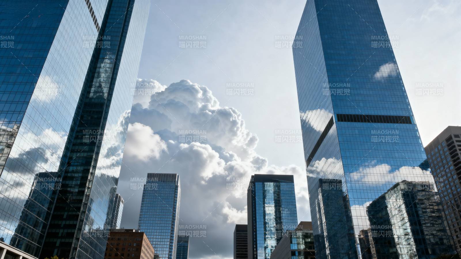 城市高楼云影图片