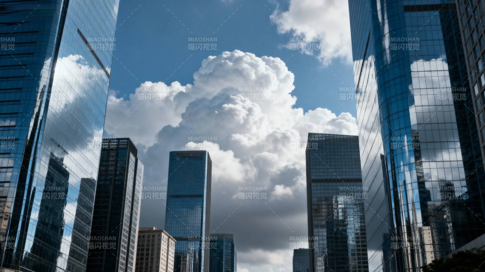 城市天际线与云彩图片