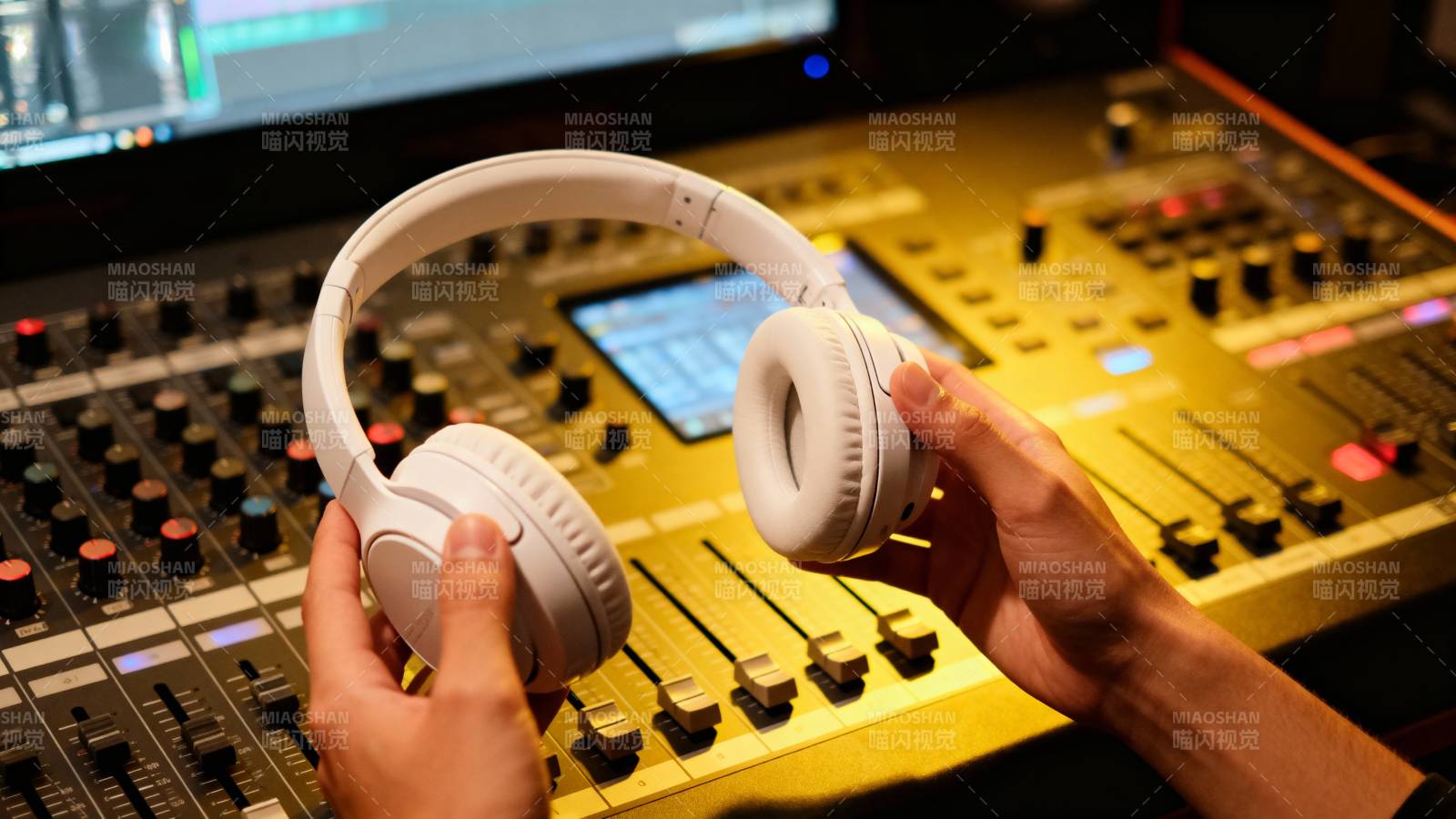 录音室中的耳机图片