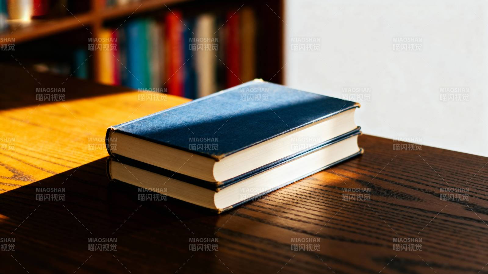 书桌上的两本书图片