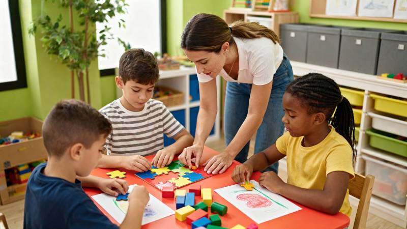 老师指导孩子拼图图片